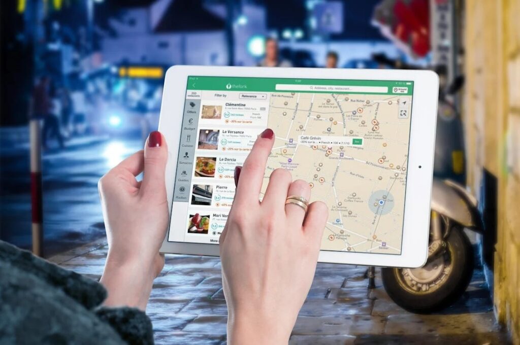 mujer buscando direccion en una tablet