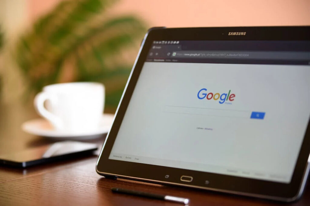 tablet encima de una mesa con google abierto