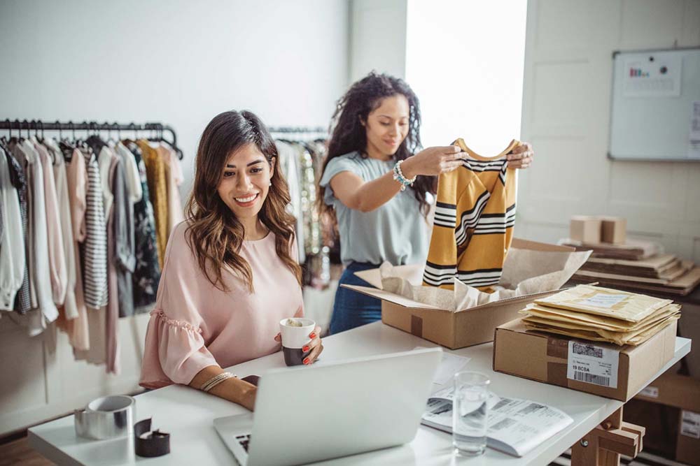 mujeres trabajando en una tienda de ropa