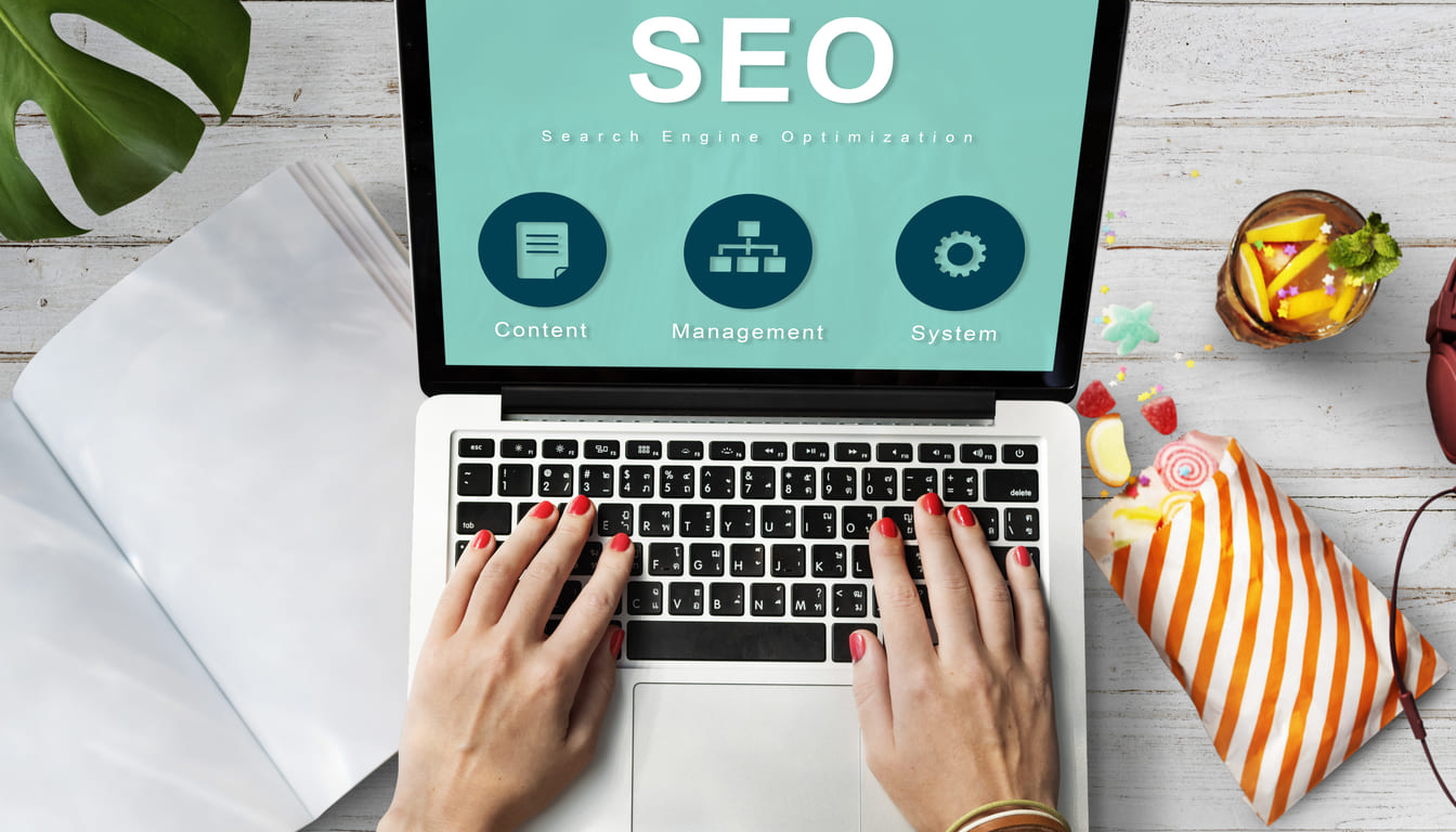 concepto de red de datos de desarrollo de sitio web seo
