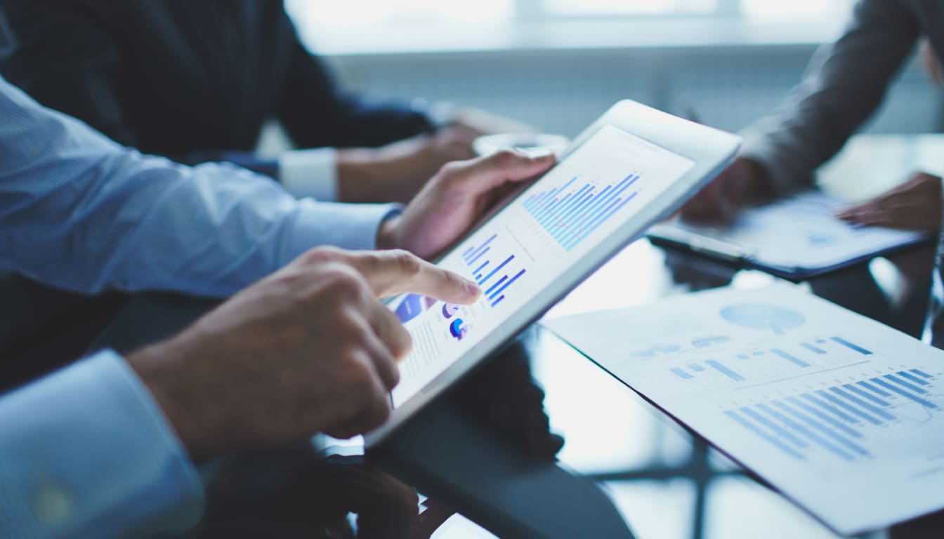 manos de hombre de negocios usando tableta digital con graficas