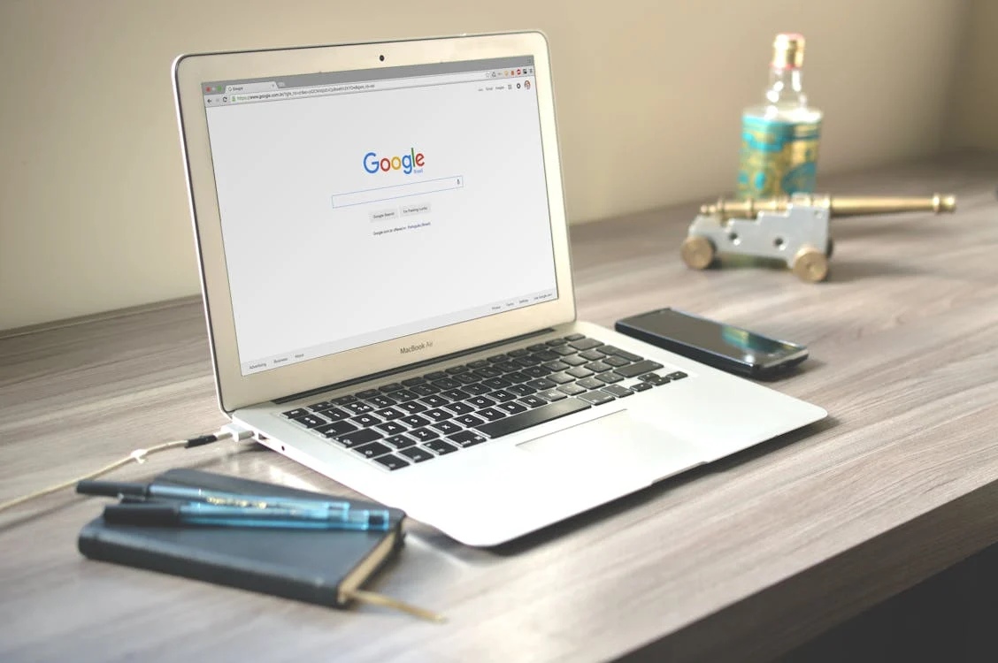 portatil con pantalla de google