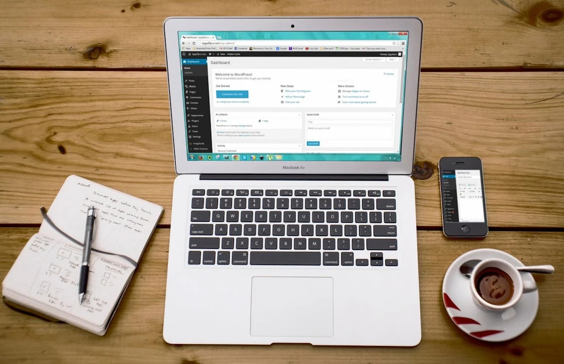 portatil con pantalla de wordpress